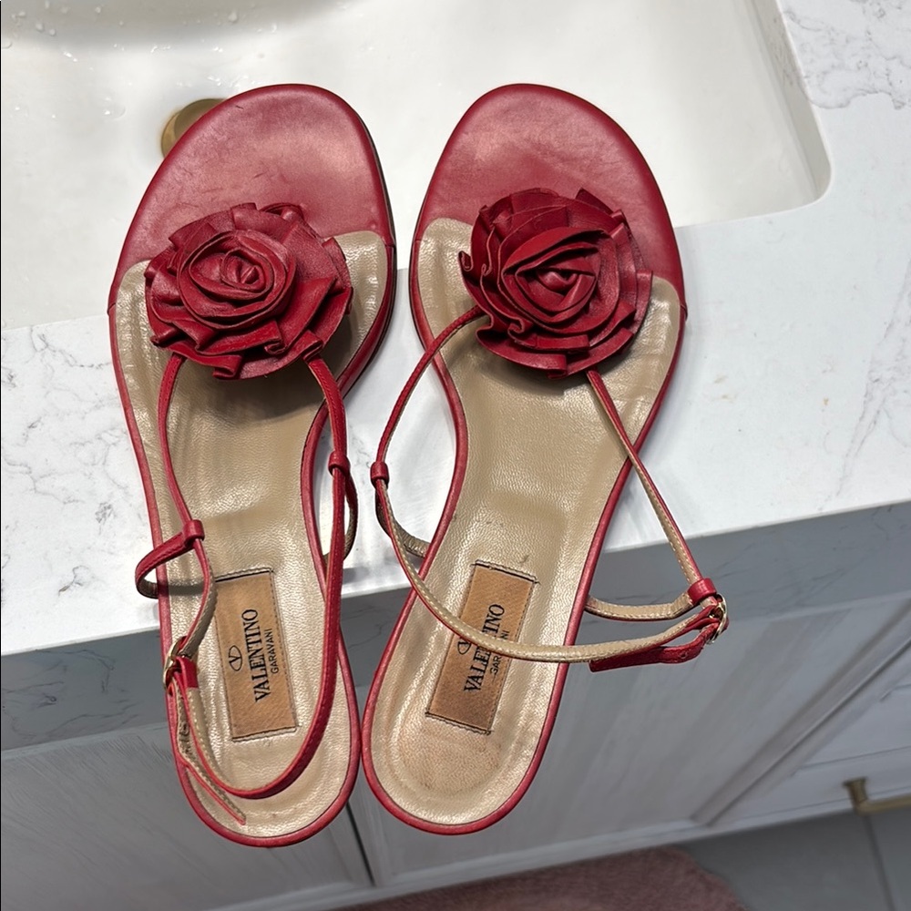 🌸🌺Valentino🌺🌸 3D Floral Accent